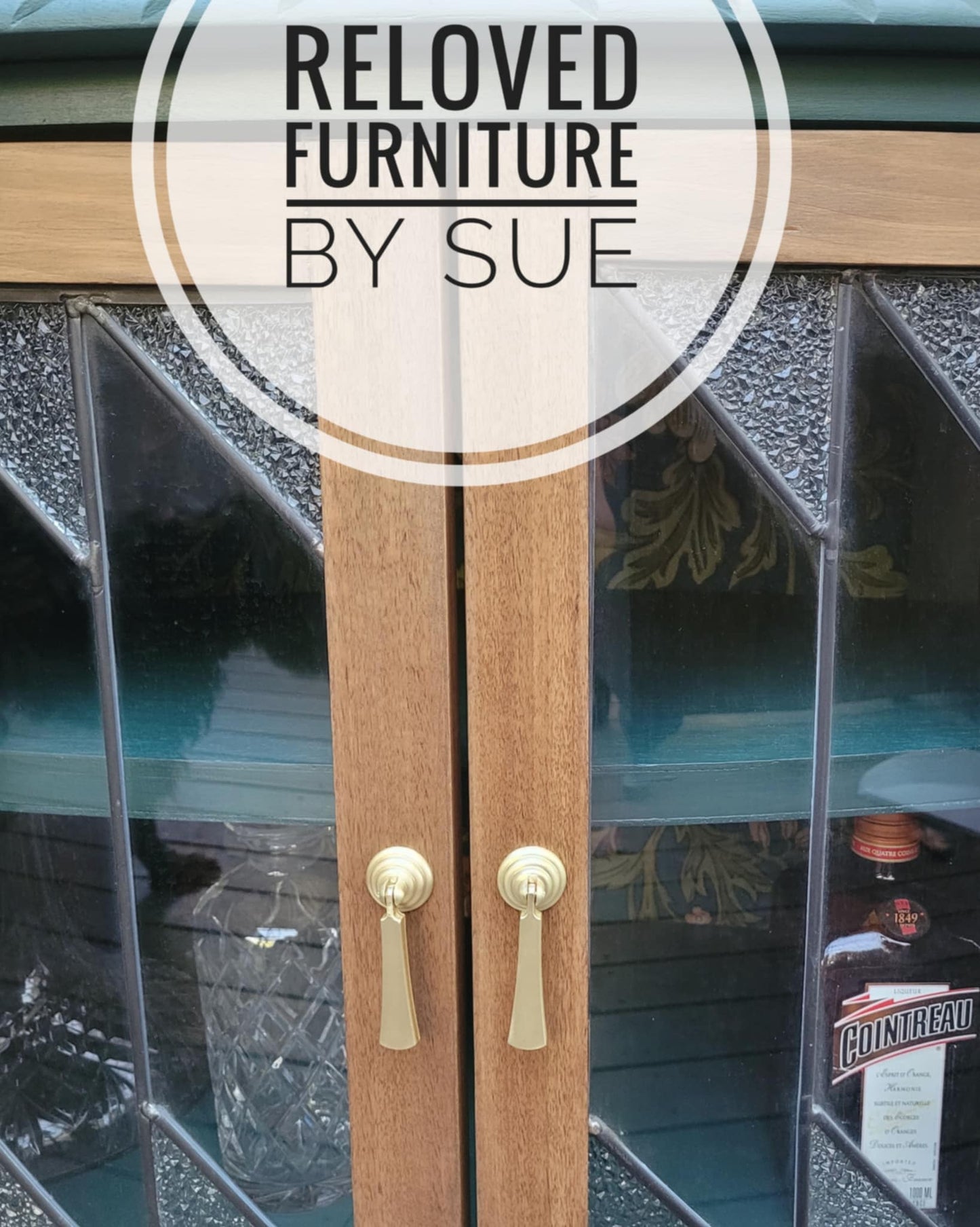 Brushed gold drop pull handle