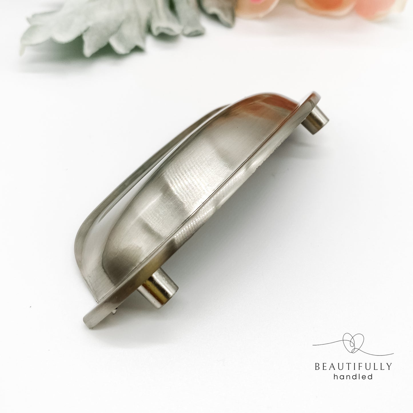 Hamptons-style cup pull handle
