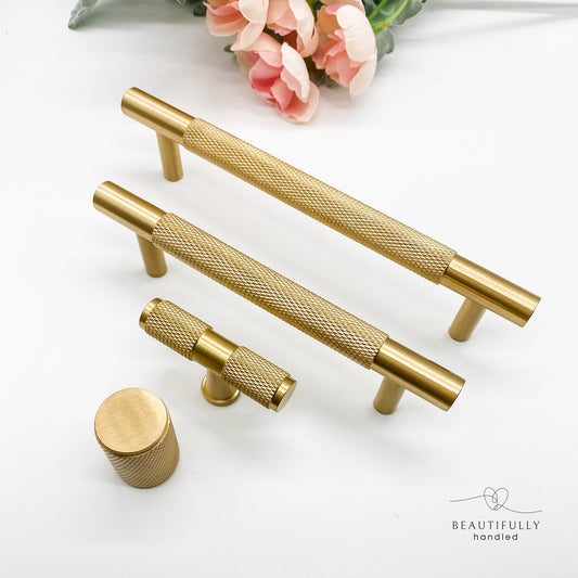 knurled brass cabinet handles in 4 sizes on a white background 