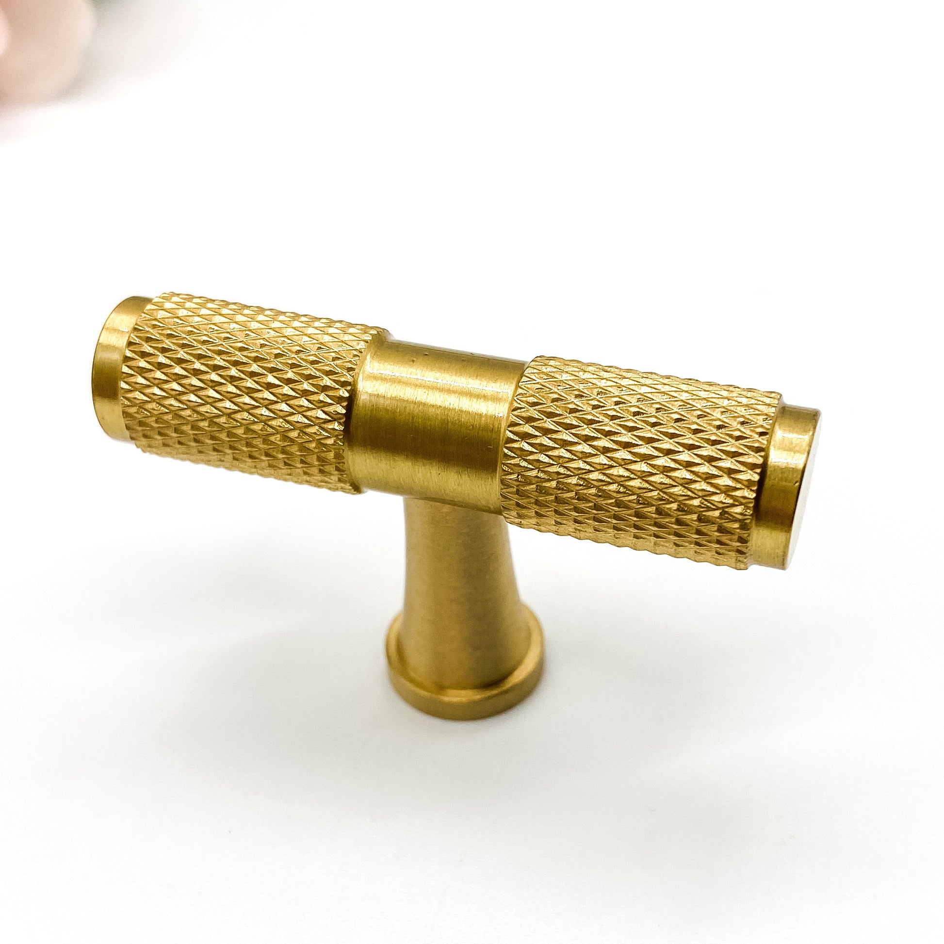 Brushed brass and knurled brass t-bar for kitchen cabinets. A stylish addition to your new renovation!
