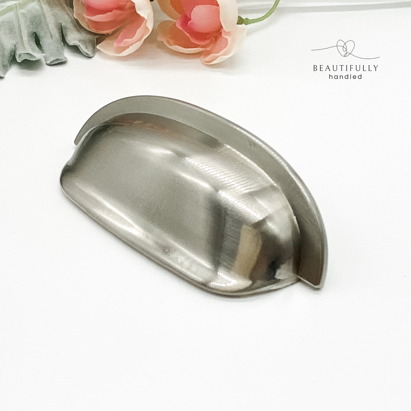 Hamptons-style cup pull handle